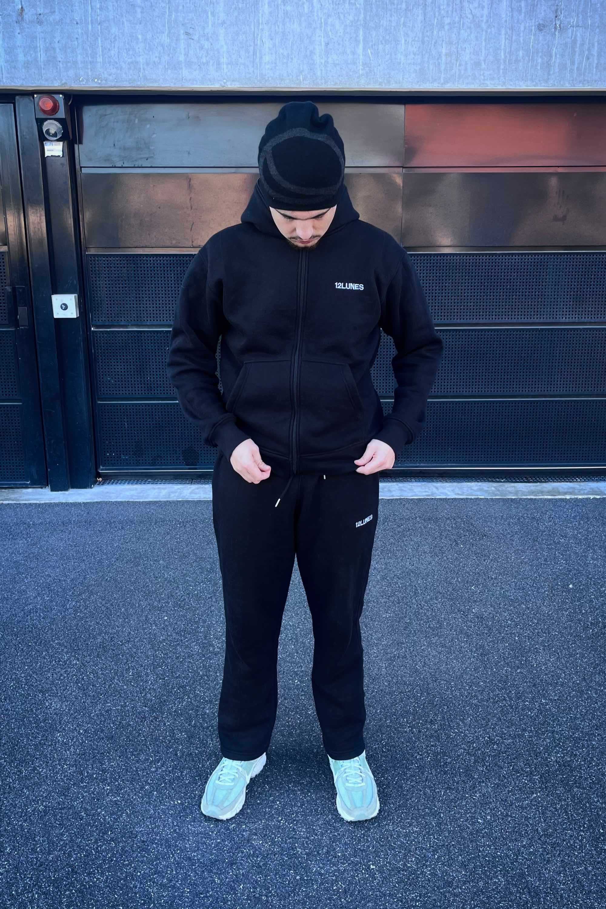 Trackpant Noir - Confort Minimaliste | 100% Coton, Unisexe porté avec un hoodie assorti, coupe droite et broderie ECLIPSE visible sur la cuisse. Style streetwear sobre idéal pour un look décontracté en mi-saison.