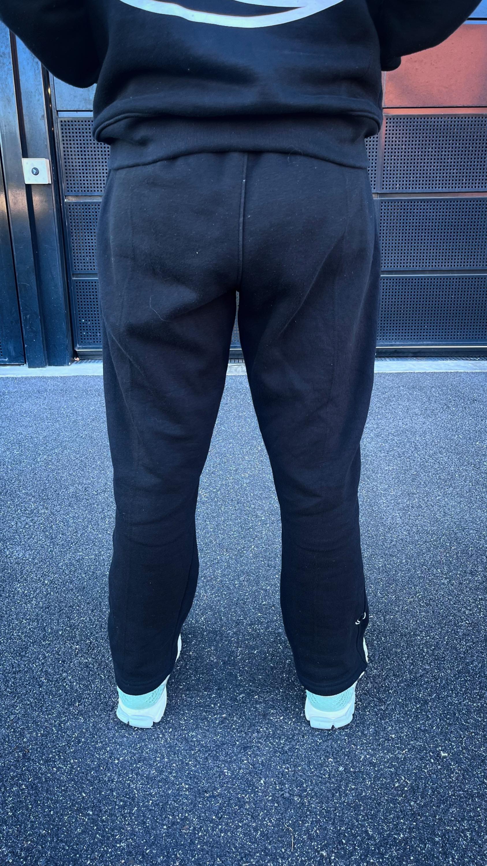 Trackpant Noir - Confort Minimaliste | 100% Coton, Unisexe vu de dos, coupe droite, tissu épais et doux, idéal pour un look streetwear décontracté.
