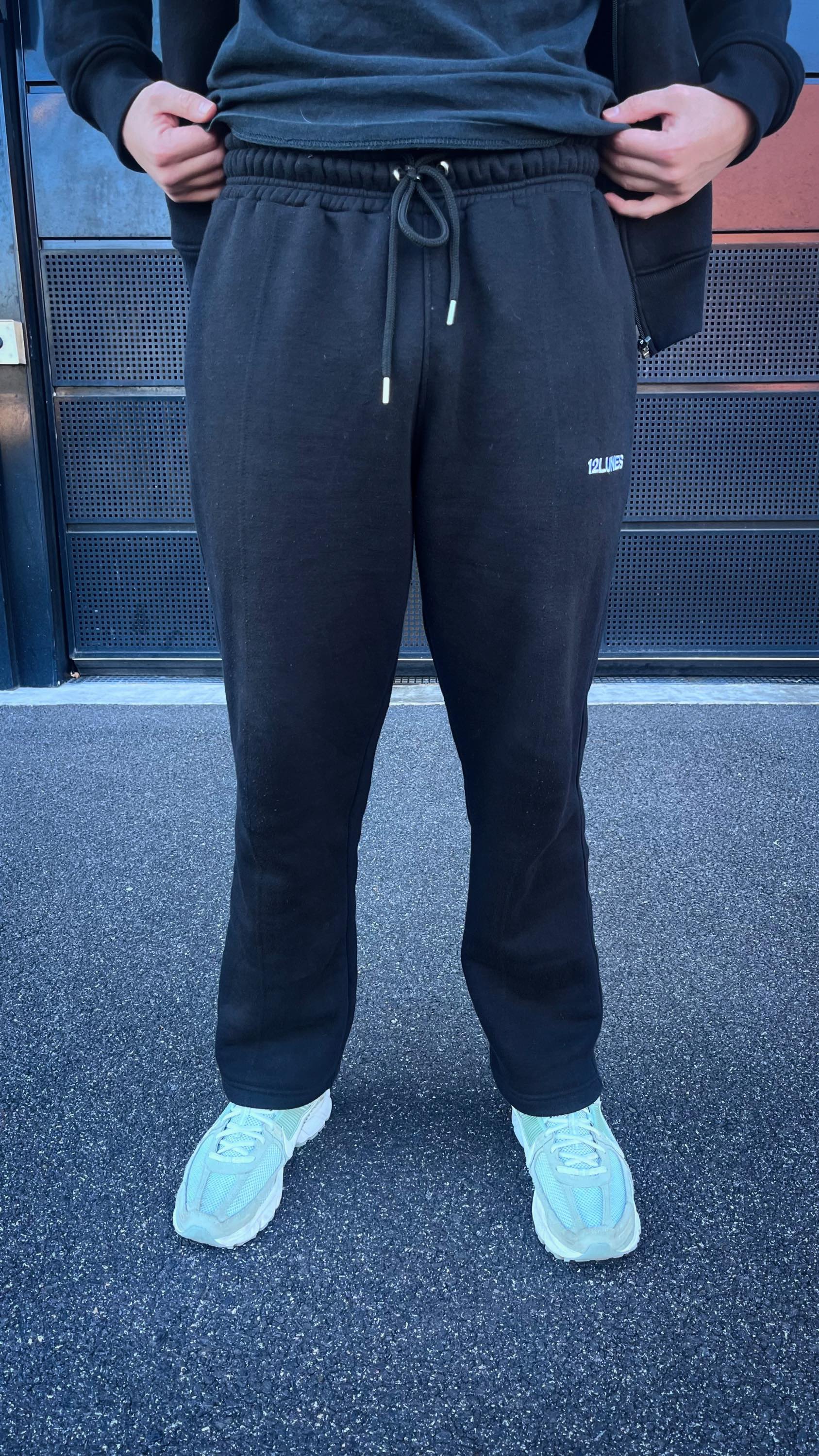 Trackpant Noir - Confort Minimaliste | 100% Coton, Unisexe porté en extérieur, coupe droite avec cordon ajustable et broderie ECLIPSE visible. Pantalon streetwear unisexe idéal pour un look décontracté et tendance.