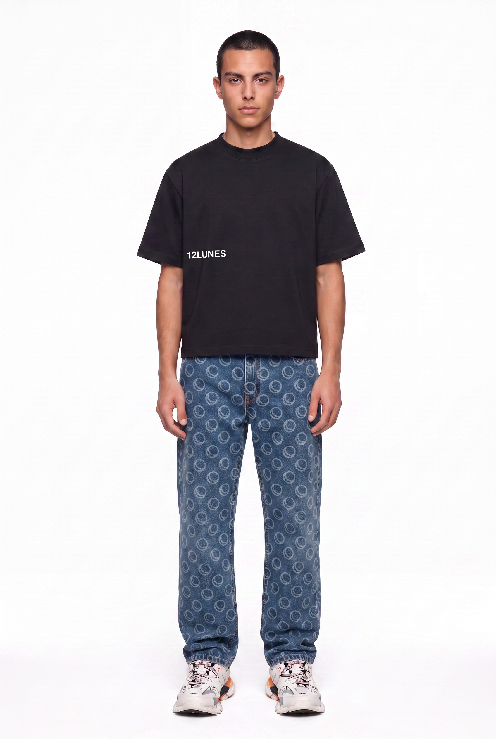Homme portant le tee-shirt noir 12LUNES boxy crop avec le denim à motif lunes