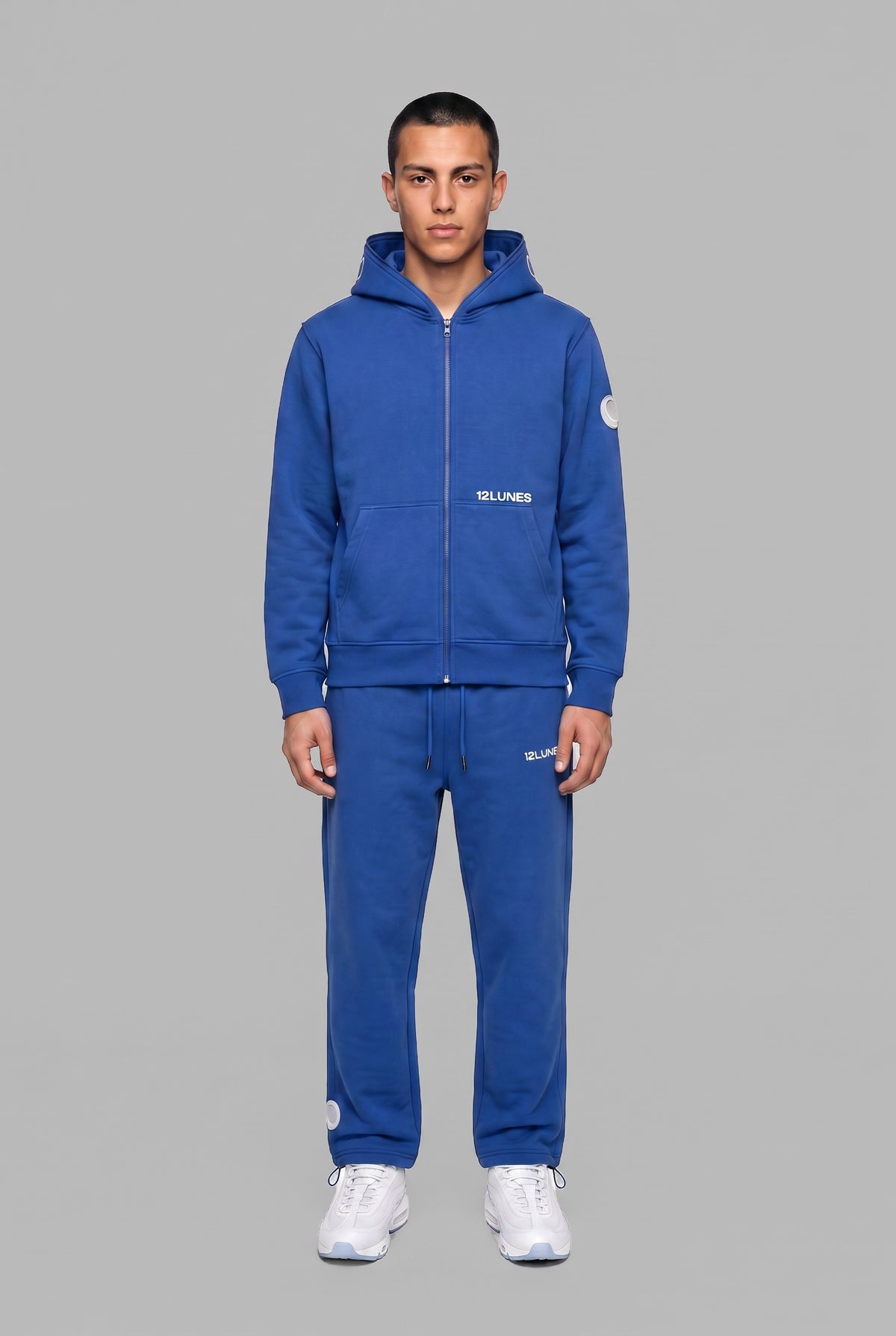 Trackpant Cobalt 12LUNES, pantalon de survêtement droit bleu porté avec le Full-Zip Cobalt, vu de face