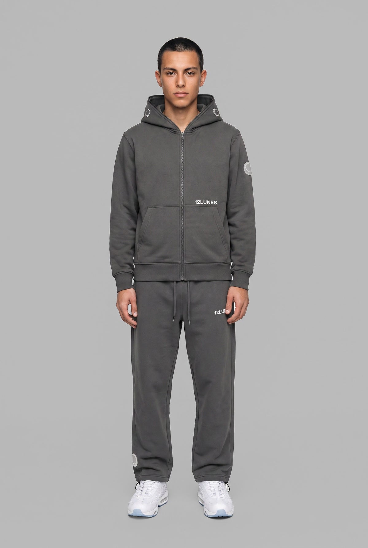 Trackpant Graphite 12LUNES, pantalon de survêtement droit gris porté avec le Full-Zip Graphite, vu de face
