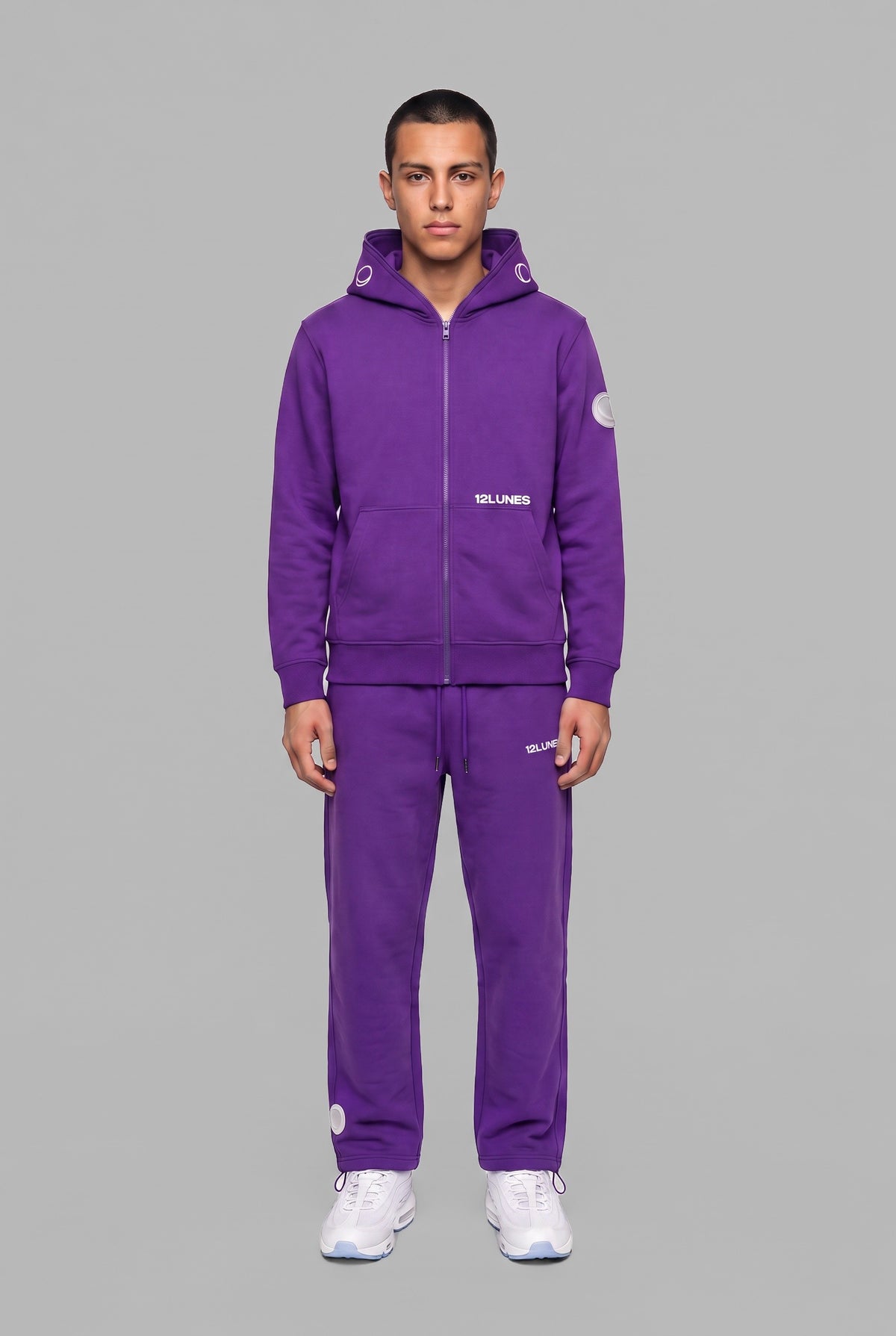 Trackpant UltraViolet 12LUNES, pantalon de survêtement droit violet porté avec le Full-Zip UltraViolet, vu de face